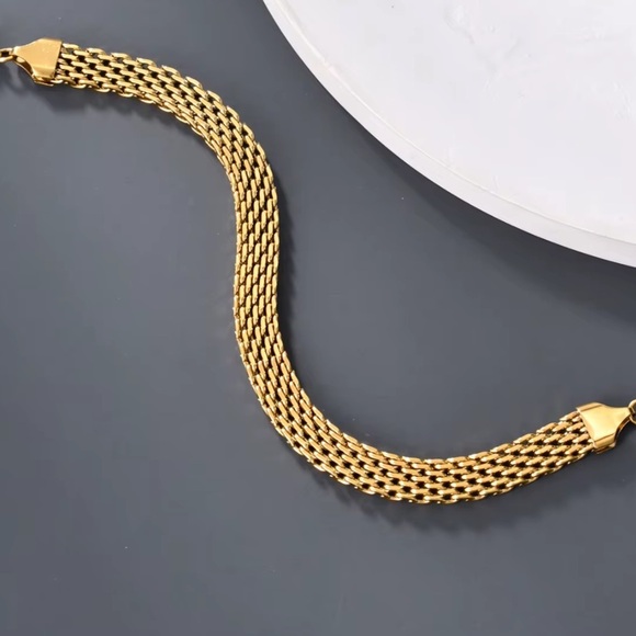 Elegant Gold Chain Bracelet - Picture 4 of 6